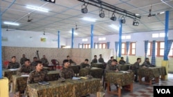 印度阿鲁纳恰尔邦达洪喜马拉雅文化研究中心,士兵们正在教室里上课 (美国之音 贾尚杰)