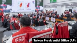 台湾总统蔡英文在台北的中央灾害应变中心主持救灾会议。(2024年4月3日)
