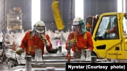 美国田纳西州克拉克斯维尔新星(Nyrstar)工厂的员工正在检查锌锭。战略金属镓可以在提炼铝和锌的时候,顺便提炼出来。(照片新星公司提供)