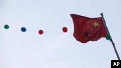 资料照:中国国旗与气球