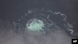 资料照片: 从这张瑞典海岸警卫队提供的2022年9月28号拍摄照片可以看到北溪2号天然气输气管道出现泄漏。