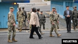 Duta Besar AS untuk PBB Linda Thomas-Greenfield saat berkunjung ke sisi selatan desa gencatan senjata Panmunjom di Zona Demiliterisasi (DMZ) yang membagi kedua Korea, Korea Selatan, 16 April 2024. (Foto: JUNG YEON-JE melalui REUTERS)