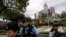 FILE - Polisi berjaga di luar Dewan Legislatif di Hong Kong, Selasa, 19 Maret 2024. (AP/Louise Delmotte)