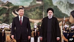 资料照片:伊朗总统莱希2023年2月访问中国并与中国领导人习近平会面。