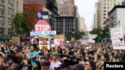 2023 年 9 月 17 日,在气候周开始之际,活动人士在纽约发起游行集会并聆听一位演说者讲话。他们呼吁美国采取行动,应对气候变化并拒绝使用化石燃料。