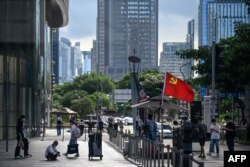 资料照:中国广东省深圳一家超市的入口检查站插着一面中共党旗。(2022年7月8日)