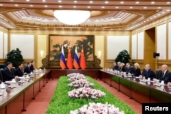 中国领导人习近平(左一)在北京与俄罗斯总理米舒斯京(Mikhail Mishustin)率领的代表团举行会谈。(2023年12月20日)