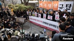 在政府方面宣布赔偿方案后,韩国一些受害劳工、家属及其代表上街示威。(路透社2023年3月6日)