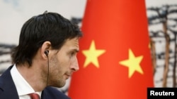资料照:荷兰副首相兼外交大臣胡克斯特拉与中国外长秦刚在北京举行联合记者会。(2023年5月23日)