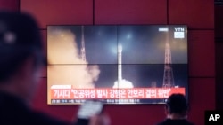 2024年5月27日,在韩国首尔一个巴士总站播放的电视新闻节目显示了朝鲜火箭发射的图像。(美联社照片)