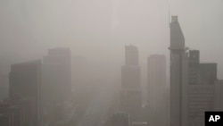中国首都北京周二再次遭沙尘暴袭击。(2023年4月11日)