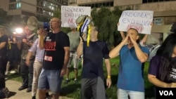 人质家属的记者会结束后,许多支持者呼吁政府以哈马斯囚犯交换人质,拿着扩音器以希伯来语呐喊“现在就交换他们”(美国之音/赖素芬)
