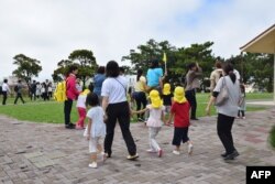台湾强震后,收到海啸警报的日本冲绳县那霸市幼儿园的孩子们撤离到地势较高的公园。(2024年4月3日)