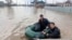Tim SAR mengarungi jalan yang banjir dalam perjalanan mengevakuasi warga di wilayah Orenburg, tenggara ujung selatan Pegunungan Ural, Rusia, Sabtu, 6 April 2024. (Foto: Russian Emergencies Ministry/AFP)