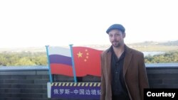 原吉林大學國際與公共事務學院助理教授比約恩·亞歷山大·杜本博士(Dr Björn Alexander Düben)在吉林琿春的中朝俄邊境(杜本提供)