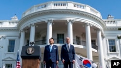 2023年4月26日,美国总统拜登和韩国总统尹锡悦在拜登为其举行的欢迎仪式上。(美联社照片)