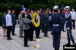 台湾总统蔡英文在金门岛为守卫烈士献花圈。(2023年8月23日)