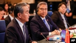 资料照:中共中央政治局委员、中国外长王毅和韩国外长朴振在印尼雅加达出席东盟会议。(2023年7月13日)