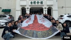民运人士在洛杉矶台湾会馆举行“六四”35周年纪念活动,图为活动参与者在会馆门口拉起巨型纪念“六四”的条幅。(2024年4月13日,张木林拍摄)
