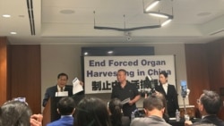 来自中国的法轮功学员程佩明(左二)2024年7月3日在华盛顿举行的新闻发布会上讲述自己被器官活摘的经历, 美国天主教大学前机械工程系主任、华盛顿法轮功学员聂森(Sen Nieh,左一)展示中国公安部对程佩明的通缉令。(美国之音薛小山拍摄)