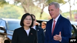 美国国会众议院议长凯文·麦卡锡与台湾总统蔡英文在步入加利福尼亚州西米谷里根总统图书馆前交谈。(2023年4月5日)