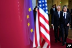 美国国务卿布林肯在布鲁塞尔与欧盟外交和安全政策高级代表何塞普·博雷利走入记者会的会场。(2023年4月4日)