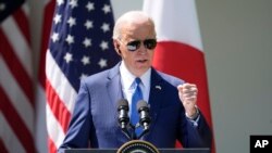 美国总统拜登与日本首相岸田文雄在白宫玫瑰园举行记者会时讲话。(2024年4月10日)