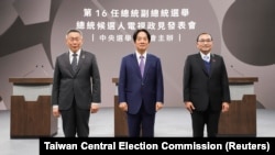 左起:台湾民众党总统候选人柯文哲,台湾民进党总统候选人赖清德与台湾国民党总统候选人侯友宜在新台北市出席台湾总统候选人电视政见辩论会。(2023年12月20日)