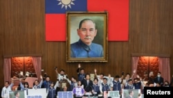 台湾立法院院长韩国瑜在观看立法院议员们的辩论。(2024年5月21日)