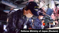 日本海上自卫队成员在爱宕级神盾导弹护卫舰爱宕号上参加美日韩联合军演。(2023年2月22日)