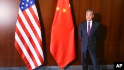 资料照:中国外长王毅在出席慕尼黑安全会议期间等待与美国国务卿布林肯的会见。(2024年2月16日)