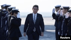 资料照:日本海上自卫队官兵向首相岸田文雄敬礼。(2022年11月6日)