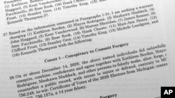 列举逮捕16名密歇根共和党人依据的法律证书,他们被控因在2020年总统选举中充当代表特朗普的虚假选举人而犯有伪造文书等重罪。(2023年7月18日)