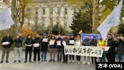 周六(11月25日),纽约的民运人权团体在市政府公园旁举行纪念白纸运动一周年活动。(方冰拍摄)