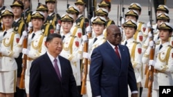 资料照片:2023年5月26日,刚果共和国总统费利克斯·齐塞克迪(右)和中国国家主席习近平在中国北京人民大会堂出席欢迎仪式。(美联社照片)