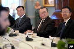 中共中联部部长刘建超与美国国务卿布林肯在华盛顿举行会谈时的照片。(2024年1月12日)