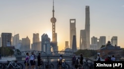 人们在上海外滩观看浦东的日出,上海是中国经济最发达的城市之一。(资料照片:2023年11月3日)