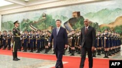 资料照片:2024年1月10日,马尔代夫总统穆罕默德·穆伊兹(右)和中国国家主席习近平在北京人民大会堂举行的欢迎仪式上。(法新社照片)