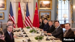 美国国务卿布林肯(左)在华盛顿与中共中联部部长刘建超(右下)在华盛顿举行会谈。(2024年1月12日)