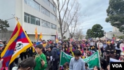2024年3月10日,数百藏人和支持民主自由的人士在中国驻旧金山总领事馆前面集会,纪念西藏起义65周年。(周星晨摄影)