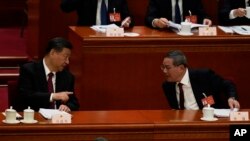 中国领导人习近平与总理李强在北京人大会堂出席全国人大会议开幕式。(2024年3月5日)