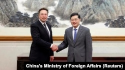 中国外长秦刚会见乘坐私人飞机抵达北京的特斯拉首席执行官埃隆·马斯克。(2023年5月30日)
