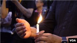 2023年6月2日在华盛顿共产主义受难者基金会主办的烛光悼念会上,与会者手持蜡烛为1989年天安门镇压中的死难者默哀。