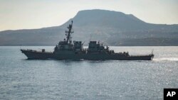 这是美国军舰卡尼号(USS Carney)导弹驱逐舰。五角大楼表示,2023年12月3日星期日,这艘美国军舰和多艘商船在红海遭到攻击,这可能标志着与以色列-哈马斯战争有关的一系列中东海上袭击的重大升级。(美联社图片)