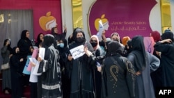 2023年7月19日,阿富汗妇女在喀布尔一家美容店外举行抗议活动,争取自己的权利。(法新社)