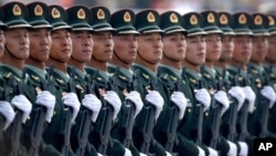资料照片:2019年10月1日,中国人民解放军士兵在北京举行的纪念中华人民共和国成立70周年阅兵式上列队行进。