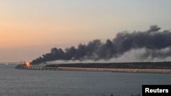 连接俄罗斯本土与被其吞并的克里米亚半岛的刻赤大桥(Kirch Bridge)星期六(10月8日)一早发生剧烈爆炸。