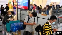 资料照:抵达台北桃园机场的旅客排队等候出租车。(2020年3月19日)