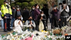 韩国民众为首尔踩踏惨案死难者祈祷。(2022年11月1日)