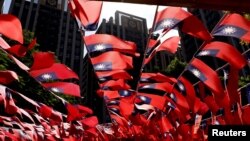 台湾桃园一个公园里悬挂起无数面台湾旗帜庆祝中华民国国庆双十节。(2022年10月5日)